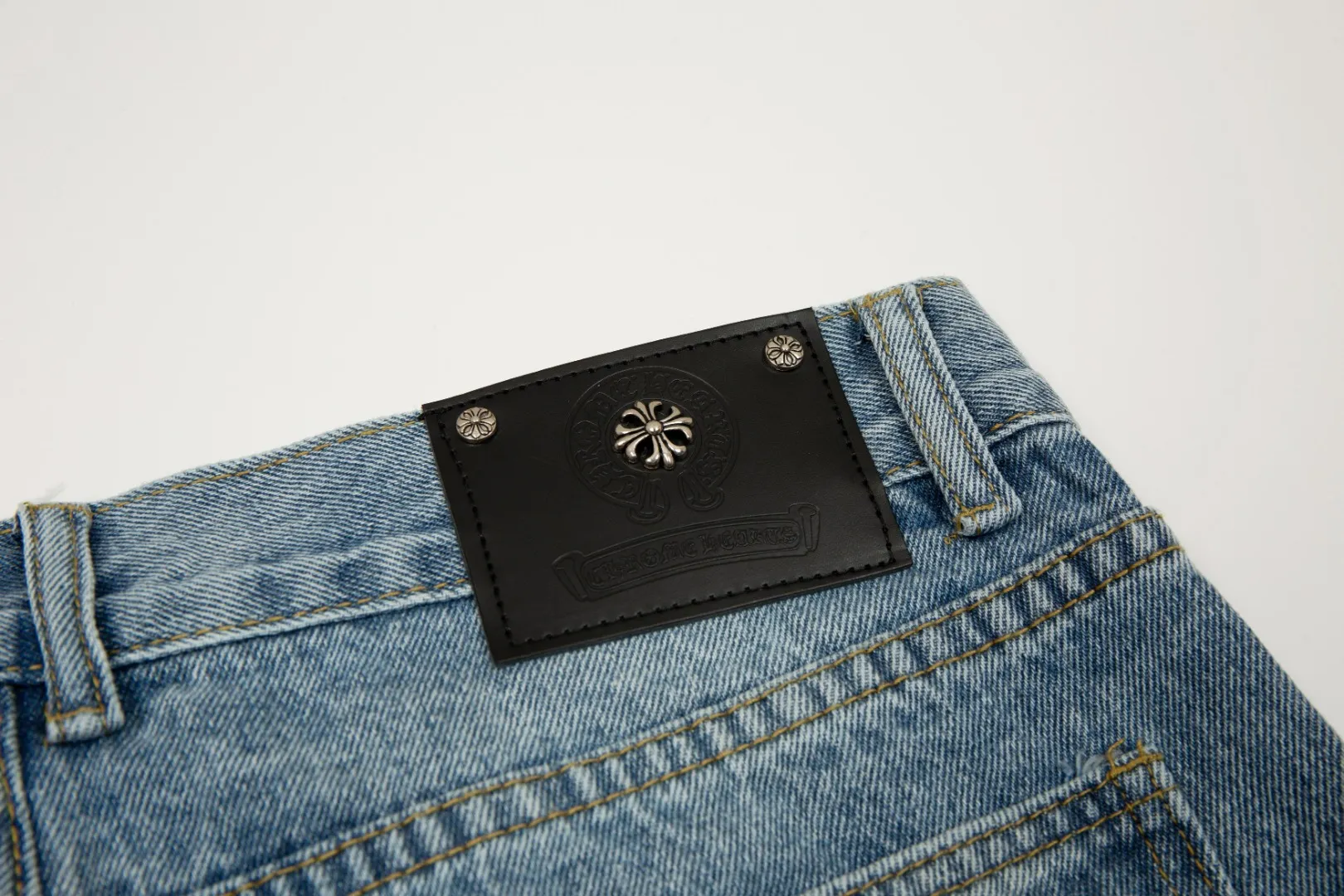 KE905#P230 The only correct leather label version on the market Chrome Hearts CH Cross embroidery distressed jeans Top ceiling quality 100% correct version The correct version is here!  Believe me this must be the best quality you will ever come across! ! Excellent value for money! !  Styles with different washes and textures are very friendly to people with thin legs and thick legs. The straight version is very flattering to the shape of the legs. The moderate length is timeless and easy to match. It is the basis of various styles and a must-have in the wardrobe! ! Add a little stacking to easily control the clean fit trend that has exploded this year. The fabric is stiff but also makes the upper body soft without losing texture. The sides and cuffs of some styles have a bone-wash effect. The vintage flavor pops up all at once. It’s really hard not to love it! ✅Correctly customize the Croxin metal leather label on the back panel. It is not sold directly with the cross on the finished jeans. 1:1 copying strives for excellence and the details are perfectly grasped. ✅The cross leather label is clear and smooth. Exquisite turning top craftsmanship. ✅Buttons, zippers and hardware are all customized versions of the Croxin LOGO. ✅High-cost washing process. Size: 28 30 32 34 36 (5 sizes)